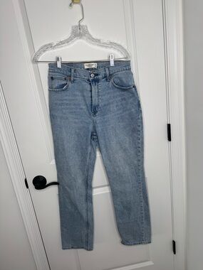 Abercrombie & Fitch 90’s slim straight Light Wash ultra High-Rise Jeans 29short